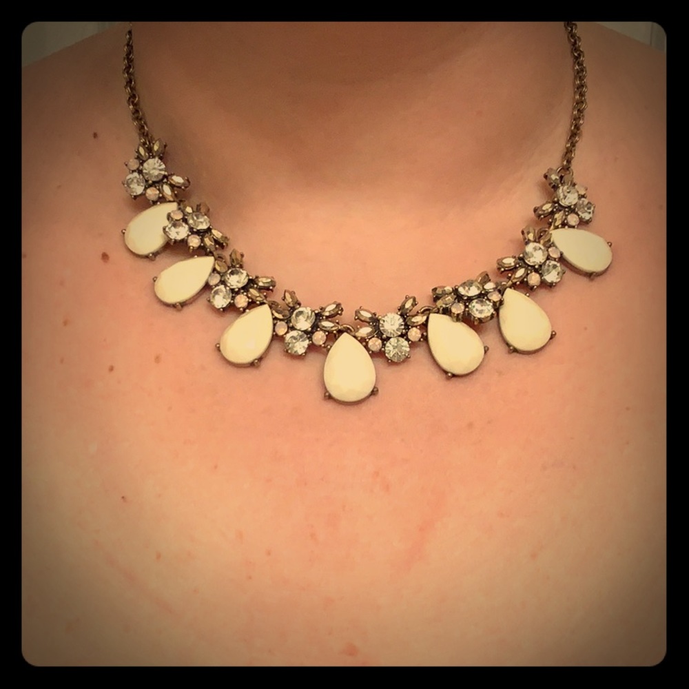 ⬇️⬇️Vintage style white & crystal necklace⬇️⬇️